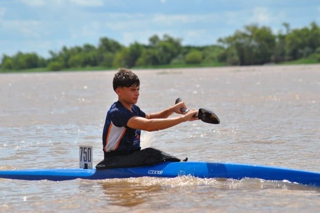 Simón en su ámbito natural, las aguas del río Paraná, más precisamente en la costanera de la capital entrerriana. Representa al Club Náutico Paraná.