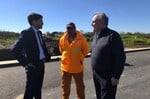 El gobernador Maximiliano Pullaro supervisó la etapa final de los trabajos en el puente sobre el Arroyo San Antonio, cuya estructura de 110 metros prevé inaugurarse a fines de octubre tras finalizar la colocación de barandas, iluminación, pintura y señalética