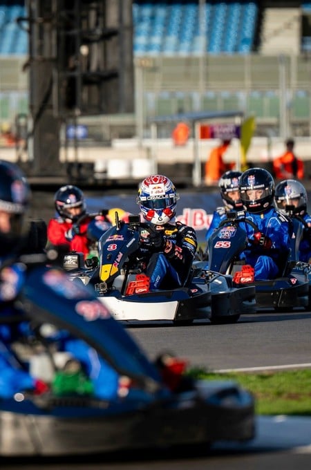 Ciento un karts intentaron llegar juntos a la primera curva.  Créditos: Red Bull