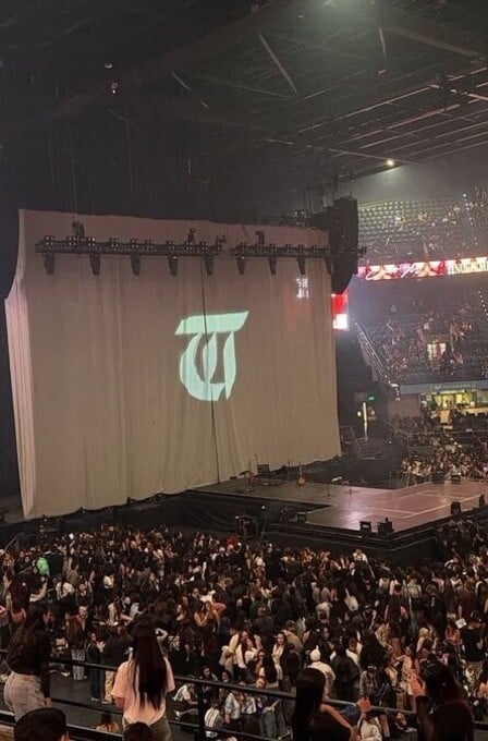 El estadio repleto a la espera de la cantante.