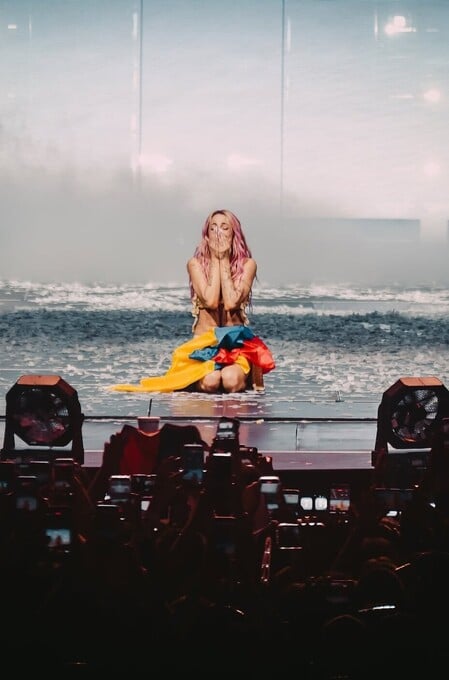 Emotivo recital de Tini en Colombia.