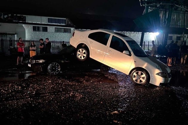 El auto en cuestión quedó en esa posición.
