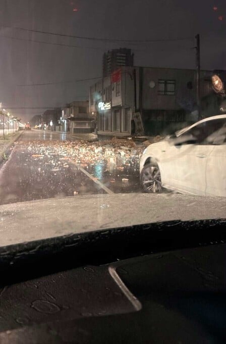 Destrozos también en la vía pública.