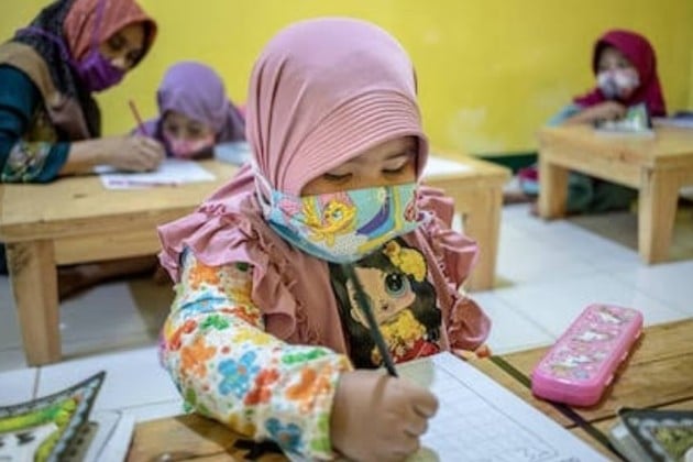 La medida incluye la prohibición de todos los elementos que tapen el rostro de los alumnos.