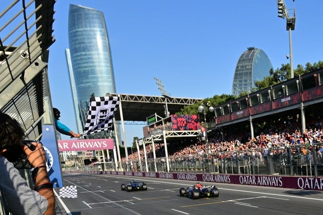 George Russell cruzó la meta en Bakú con apenas 196 milésimas de ventaja sobre Max Verstappen y se quedó con el Gran Premio de Azerbaiyán.