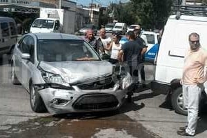 ELLITORAL_118669 |  Periodismo Ciudadano / WhatsApp El auto impactó contra una trafic y se subió a la vereda. Transeúntes se acercaron a ayudar a los protagonistas del choque