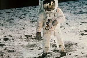 ELLITORAL_218171 |  Archivo El Litoral HANDOUT - El astronauta Edwin Aldrin anda sobre la superficie de la luna el 20/07/1969. El astrofísico John O'Meara no tiene que pensar mucho para dar con el mayor logro de la agencia espacial estadounidense, que este domingo cumple 60 años. "No se puede ignorar que la NASA llevó hombres a la Luna". El alunizaje del 20 de julio de 1969 es "un triunfo para la NASA y para el espíritu de la humanidad", dice el científico del Saint Michael·s College, en Vermont, que ha trabajado a menudo con la agencia.
(Vinculado al texto de dpa ""Hacer posible lo imposible": la agencia espacial NASA cumple 60 años" del 27/07/2018) Foto: NASA/Nasa/dpa - ATENCIÓN: Sólo para uso editorial en relación con la cobertura actual de este tema y mencionando el crédito completo +++ dpa-fotografia +++