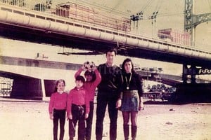 ELLITORAL_224436 |  Archivo El Litoral Postal. En agosto de 1970, un año en el que río midió - 0,20 centímetros en el puerto, Roberto Puigjane y su familia llevaron la pelota para jugar debajo del símbolo de la ciudad. Atrás, se ve el Viaducto Oroño en construcción.
