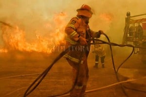 ELLITORAL_278734 |  @NSWRFS Los bomberos de Australia trabajan sin descansar para combatir las llamas.