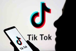ELLITORAL_312156 |  Imagen ilustrativa FILE PHOTO: A person holds a smartphone with Tik Tok logo displayed in this picture illustration taken November 7, 2019. Picture taken November 7, 2019. REUTERS/Dado Ruvic/Illustration/File Photo