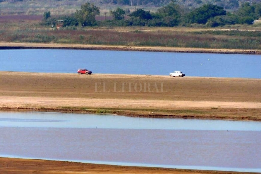 ELLITORAL_302269 |  El Litoral Los dos autos en el suelo fangoso de la Laguna Setúbal