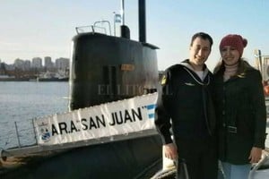 ELLITORAL_229960 |  Archivo El Litoral Leguizamón y el submarinista Suárez, en una de las últimas fotos juntos. Detrás el submarino hallado después de un año.
