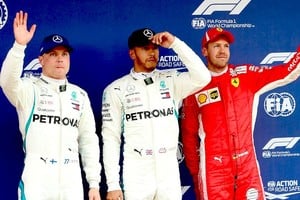 ELLITORAL_305571 |  Archivo Los actuales pilotos de Mercedes, Valtteri Bottas y Lewis Hamilton, y el alemán Sebastian Vettel, quien se irá de Ferrari cuando termine la actual temporada.