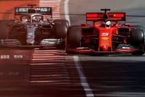 ELLITORAL_301684 |  Archivo Sebastian Vettel,conduciendo el Ferrari, en una maniobra con el Mercedes de Lewis Hamilton, que fue objeto de una de las tantas polémicas del tramo reciente de su exitosa trayectoria.