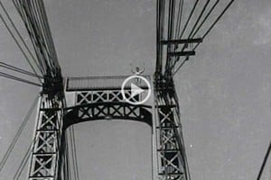 ELLITORAL_383520 |  Gentileza Juan Carlos Meloni, en lo más alto del puente a punto de saltar.