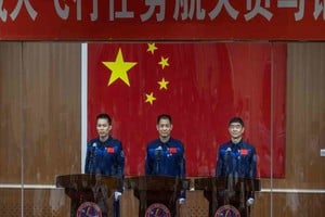 ELLITORAL_383809 |  Agencias Los astronuatas chinos Tang Hongbo, Nie Haisheng y Liu Boming en una conferencia de prensa este miércoles, en el centro de lanzamiento de satélites de Jiuquan, en el noroeste de China.