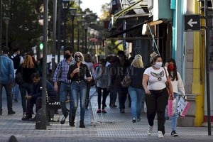 ELLITORAL_301255 |  Pablo Aguirre Mucha gente circulando, muchos bolsos de compras. Es lo que se vio en el primer día de reapuertura de comercios en Peatonal San Martín.