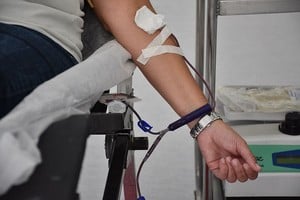 ELLITORAL_418540 |   En el contexto de la pandemia, todas las personas pueden donar sangre, sin importar que hayan tenido Covid-19,  siempre y cuando ya hayan superado la sintomatología asociada al coronavirus , remarcó Diego Chávez, del área de hemoterapia del Hospital Santa Rosa.