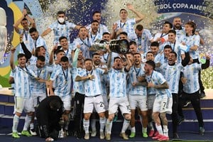ELLITORAL_419618 |  Archivo Argentina's Lionel Messi holds the trophy as he celebrates on the podium with teammates after winning the Conmebol 2021 Copa America football tournament final match against Brazil at Maracana Stadium in Rio de Janeiro, Brazil, on July 10, 2021. - Argentina won 1-0. (Photo by CARL DE SOUZA / AFP) (Photo by CARL DE SOUZA/AFP via Getty Images)