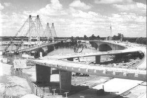 ELLITORAL_434244 |  Archivo El Litoral La construcción del  puente Oroño, un alivio para el Colgante y una respuesta al crecimiento de vehículos de la región.