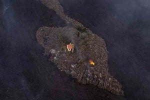 ELLITORAL_406112 |  Gentileza La casa de Inge y Rainer Cocq, rodeada de ríos de lava.