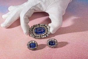 ELLITORAL_415931 |  Getty Un broche de zafiro y diamantes y un par de aretes que datan de alrededor de 1900. -