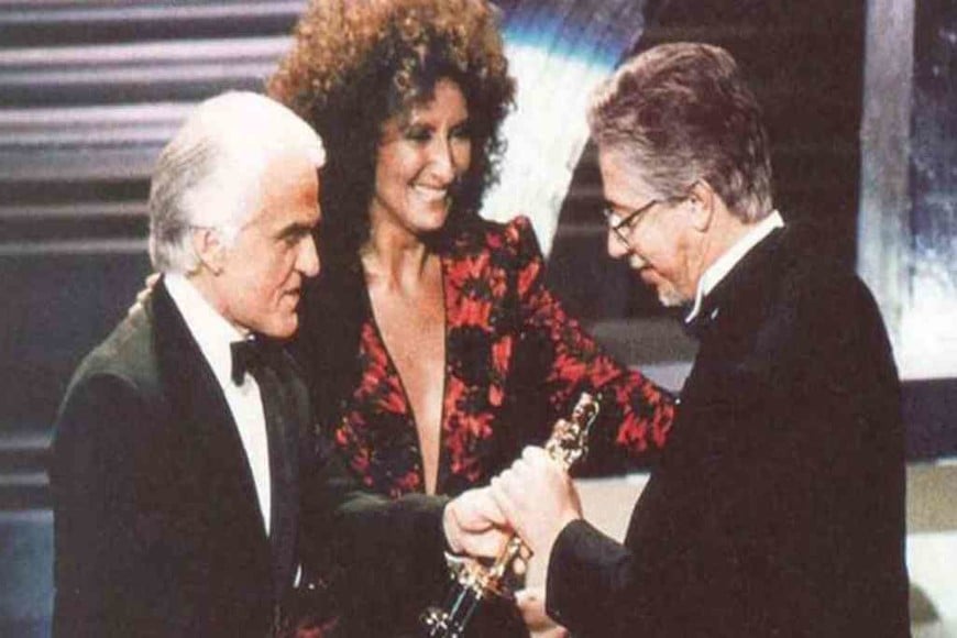 ELLITORAL_365106 |  Imagen ilustrativa Luis Puenzo y Norma Aleandro la noche del 24 de marzo de 1986, recibiendo el premio en Hollywood.