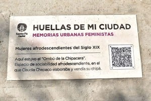 ELLITORAL_451738 |  Gentileza Municipalidad de Santa Fe La segunda baldosa de la memoria fue colocada en Illia y 9 de Julio, para honrar a mujeres afrodescendientes del siglo XIX.