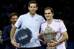 Tennis - ATP 500 - Swiss Indoors Basel - Final - St. Jakobshalle, Basel, Switzerland - October 29, 2017 - Juan Martin del Potro of Argentina and Roger Federer of Switzerland pose with the trophies after the final match. REUTERS/Arnd Wiegmann Basilea suiza Roger Federer juan martin del potro campeonato torneo indoors de suiza tenis partido final tenista suizo ganador del torneo