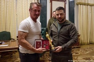 "Sean trajo su estatuilla del Oscar como símbolo de fe en la victoria de nuestro país. Permanecerá en Ucrania hasta el final de la guerra”, explicó Zelensky.