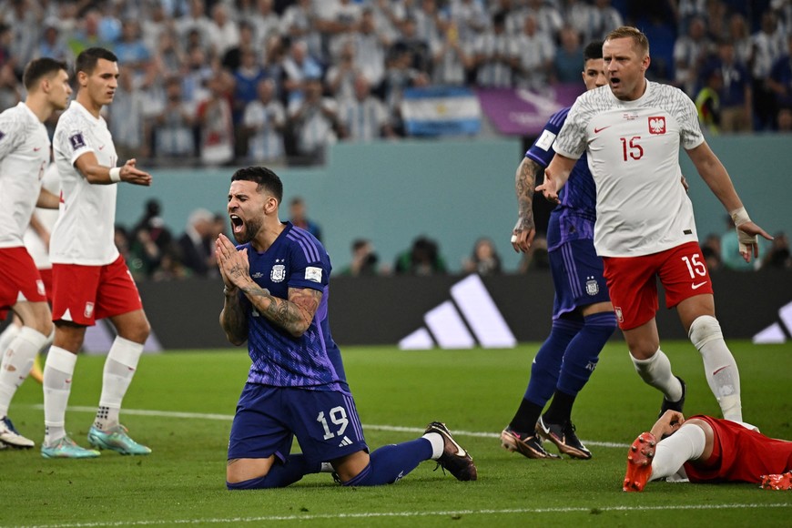 Soccer Football - FIFA World Cup Qatar 2022 - Group C - Poland v Argentina - Stadium 974, Doha, Qatar - November 30, 2022
 Argentina's Nicolas Otamendi reacts REUTERS/Dylan Martinez