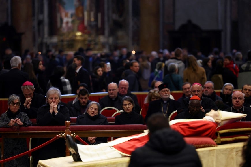 Faithful pay homage to former Pope Benedict, as his body lies in state at St. Peter's Basilica, at the Vatican, January 3, 2023. REUTERS/Kai Pfaffenbach
