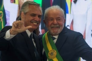 Alberto Fernández junto a Lula da Silva el día de su asunción. Crédito: Ricardo Moraes / Reuters