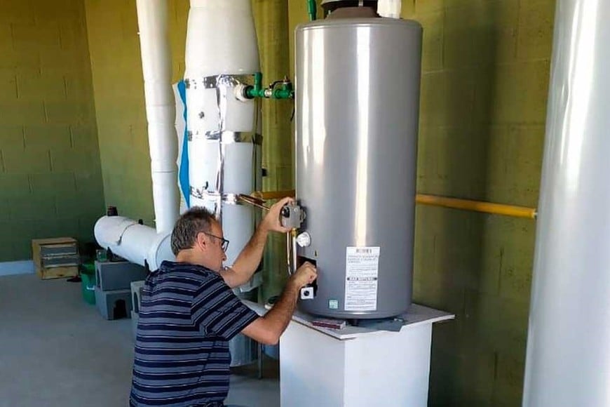 Así es el dispositivo -a escala de laboratorio- diseñado en Caleta Olivia. Mide unos tres por tres metros. Puede producir unos 10 litros de agua potable por hora.