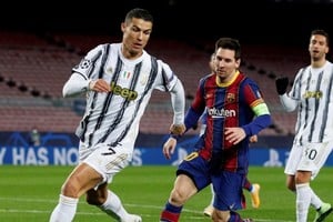 Cristiano y Messi, en Juventus y Barcelona respectivamente. Fue el 8 de diciembre de 2020 por la fase de grupos de la Liga de Campeones de Europa.  De fondo, el Camp Nou vacío por las restricciones de la pandemia: Ronaldo ese día marcó dos de los tres goles con los que venció su equipo por 3-0. Crédito: Reuters.