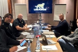 David Kidwell, Juan Fernández Lobbe, Andres Bordoy, Michael Cheika y Felipe Contepomi en pleno cónclave Puma.