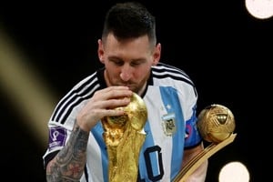 Lionel Messi y el beso para el recuerdo. Crédito: Kai Pfaffenbach / Reuters