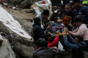 Los rescatistas sacan a una persona de un edificio derrumbado después de un terremoto en Adana, Turquía. Créditos: Ihlas News Agency/ Reuters