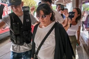 Rosalía Zárate, madre de Maximiliano Thomsen, se mostró molesta con la presión mediática. Crédito: Télam.