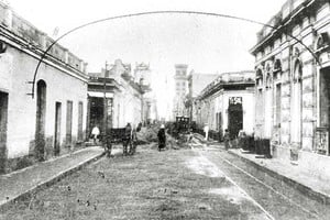 Calle Comercio adoquinada con sus primeros adoquines (1900)