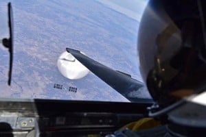 El globo visto desde la cabina del piloto. Crédito: Departamento de Defensa de los Estados Unidos