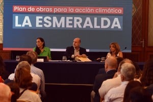Acompañado. El gobernador Perotti encabezó el acto junto a sus ministras de Ambiente, Erika Gonnet, y de Infraestructura, Silvina Frana.  Guillermo Di Salvatore.
