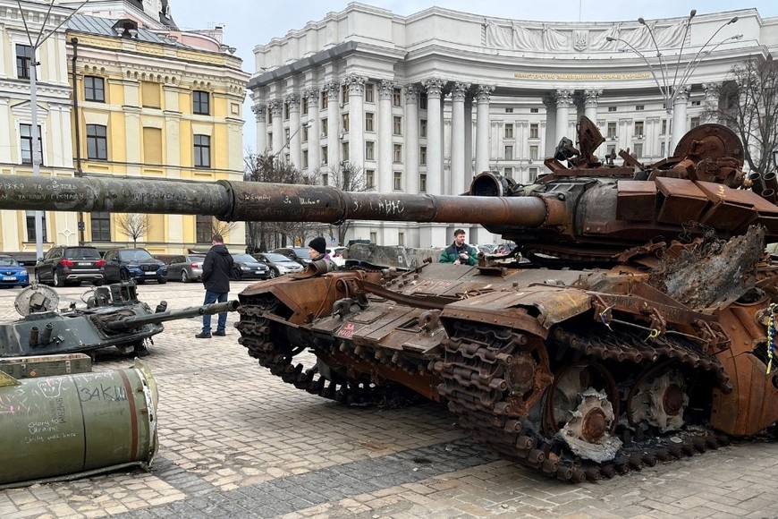 Un tanque ruso destruído es exhibido en Kiev. Crédito: El Litoral