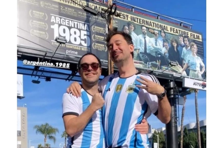 Peter Lanzani y Santiago Mitre con la camiseta argentina.