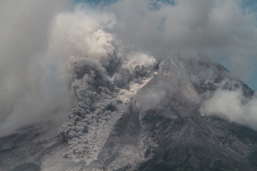 Mount MerapiÊvolcanoÊerupts, as seen from Turi, in Sleman, Yogyakarta, Indonesia, March 11, 2023. Antara Foto/Hendra Nurdiyansyah/via REUTERS ATTENTION EDITORS - THIS IMAGE HAS BEEN SUPPLIED BY A THIRD PARTY. MANDATORY CREDIT. INDONESIA OUT. NO COMMERCIAL OR EDITORIAL SALES IN INDONESIA.