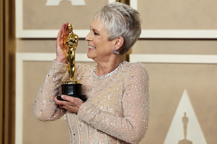 Best Supporting Actress winner Jamie Lee Curtis poses with her Oscar in the Oscars photo room at the 95th Academy Awards in Hollywood, Los Angeles, California, U.S., March 12, 2023. REUTERS/Mike Blake
