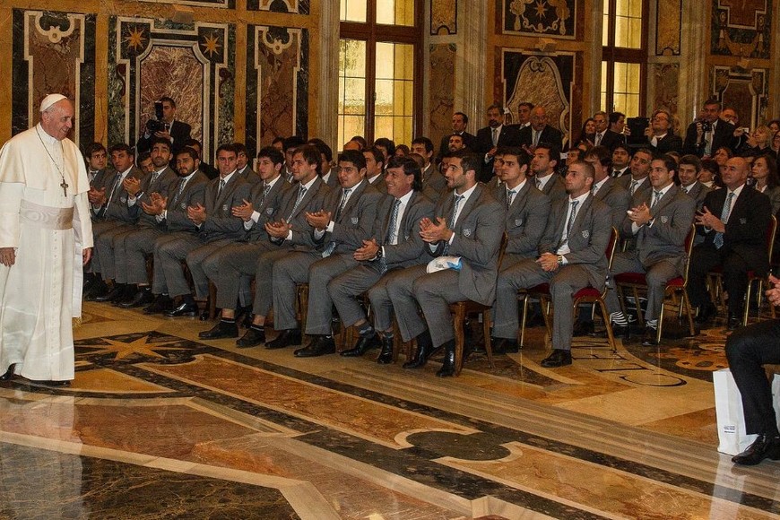 El encuentro entre Francisco, Los Pumas y el seleccionado italiano, se produjo en la sala Clementina del Vaticano.