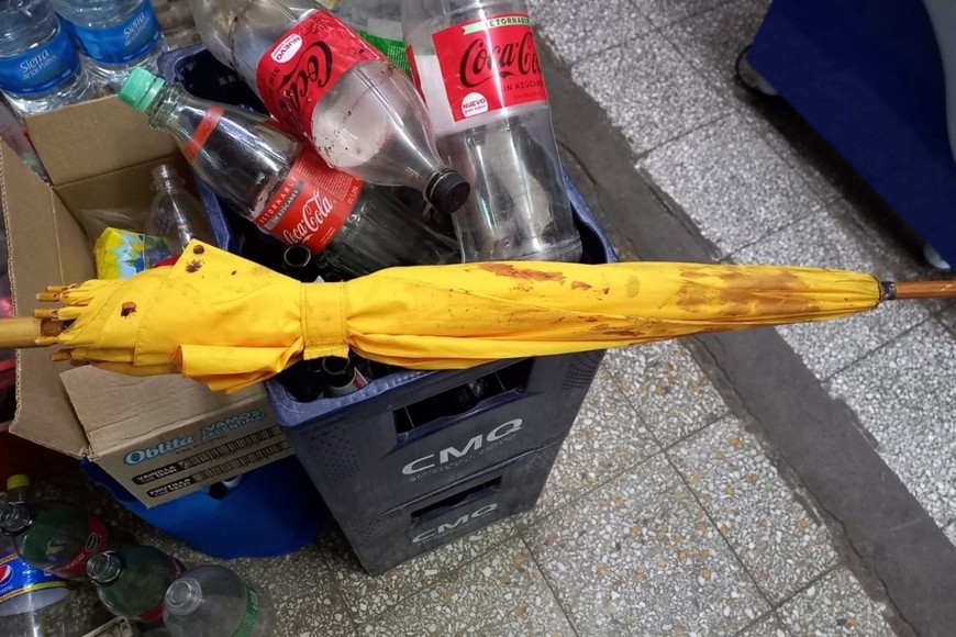 Los rastros de sangre en el paraguas con el que intentó defenderse el comerciante y en la vereda del negocio.. Crédito: El Litoral