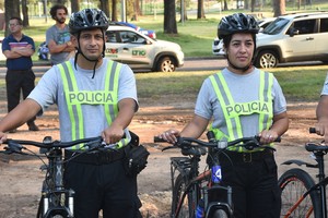 En bici. Parte de los patrullajes preventivos por el parque se realizan en bicicletas.  Flavio Raina.