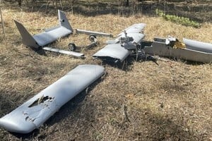 Los restos del drone derribado en un bosque cercano a Sloviansk.